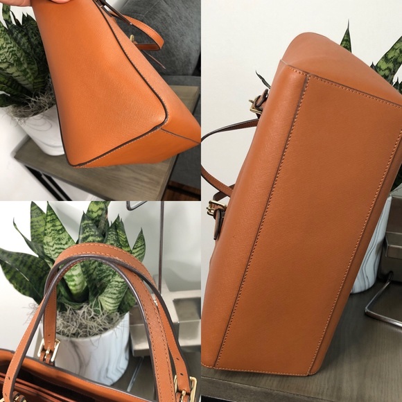 SOLD | Tory Burch Medium Saffiano Shoulder Bag - Picture 6 of 7